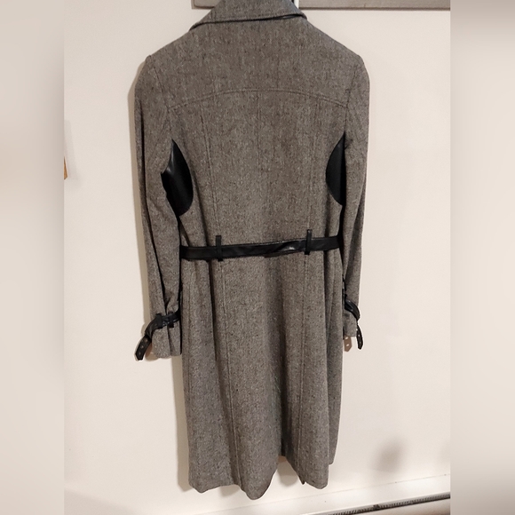 🩶 Unique Woman's Modern Trench Coat with Black Details - Picture 2 of 5